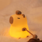 CapyGlow - Dolce lampada da notte LED con morbida luce calda e affascinante design di Capybara