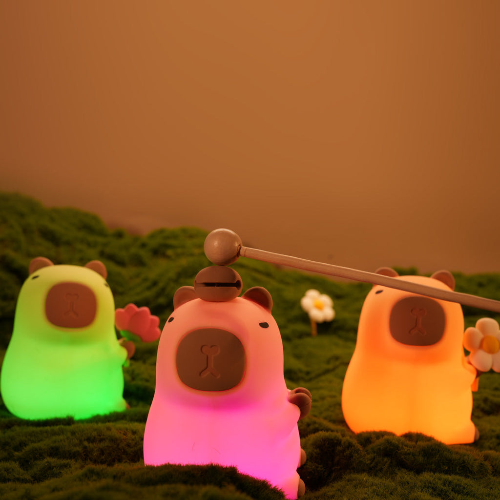 CapyGlow - Dolce lampada da notte LED con morbida luce calda e affascinante design di Capybara