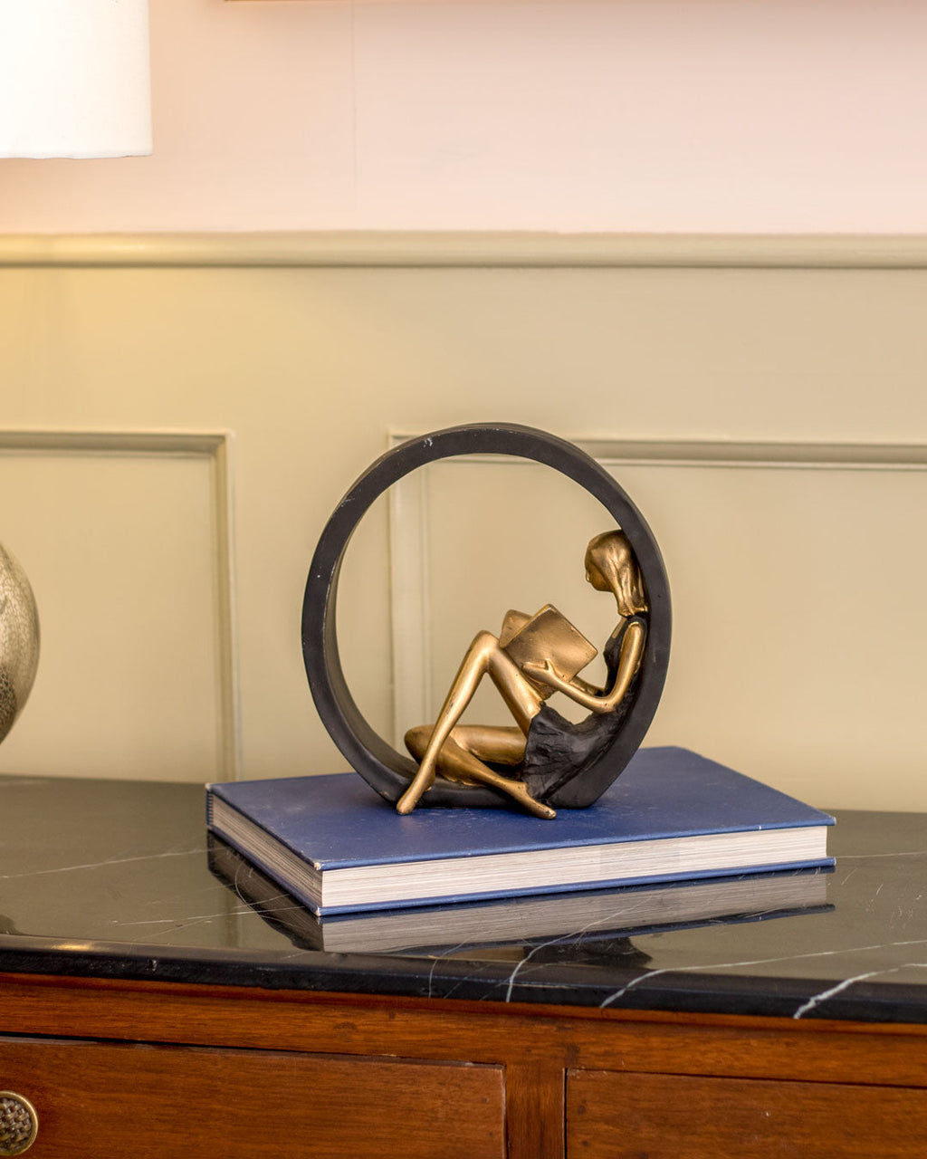 ReadingGrace - Statua decorativa di una ragazza che legge un libro, per un ambiente moderno