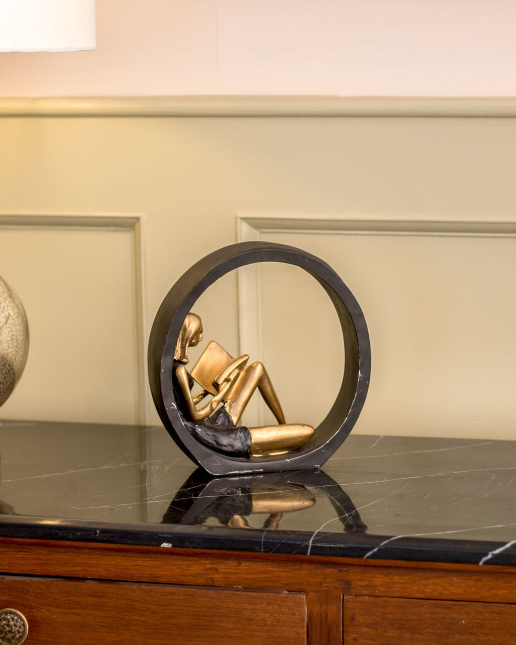 ReadingGrace - Statua decorativa di una ragazza che legge un libro, per un ambiente moderno