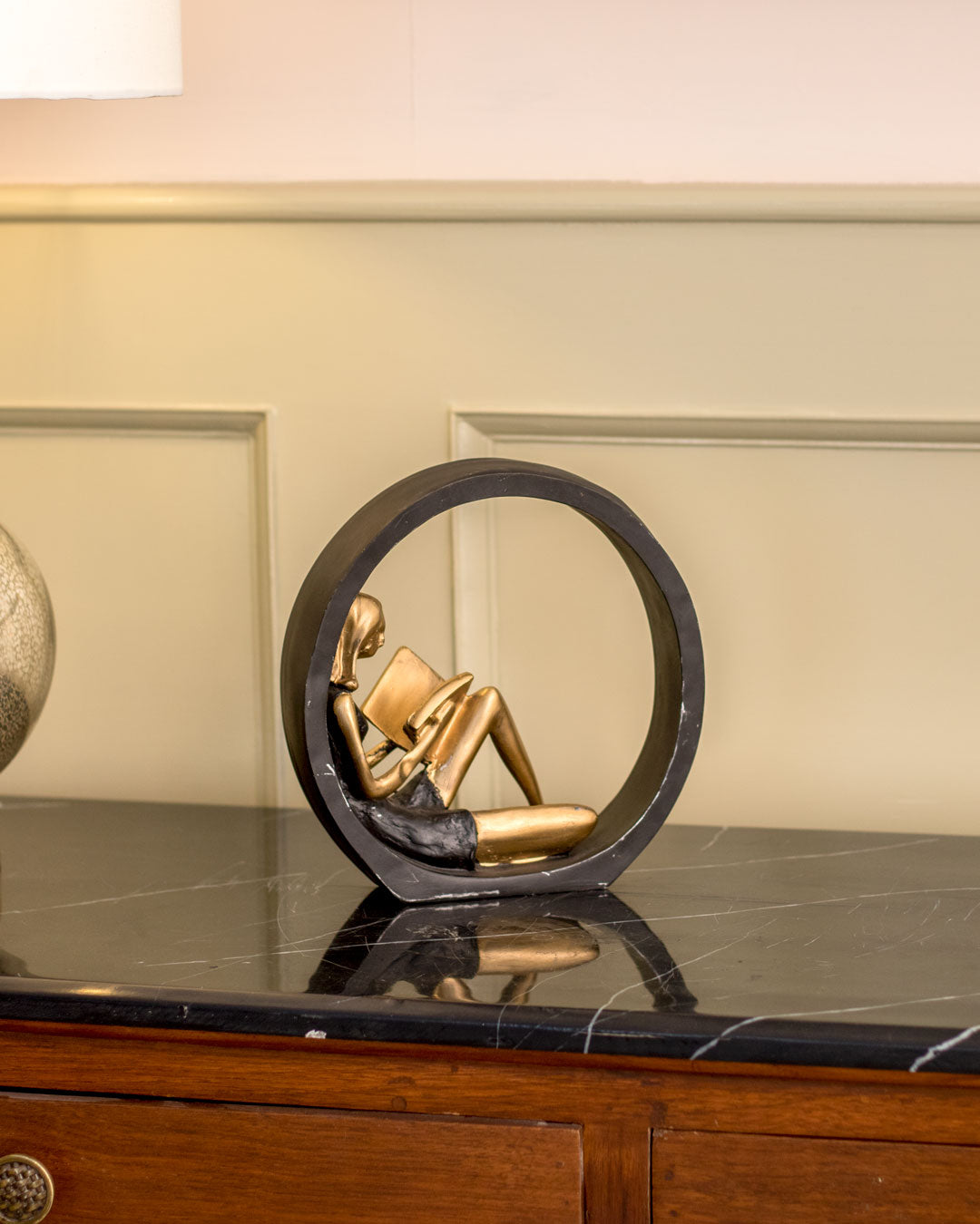 ReadingGrace - Statua decorativa di una ragazza che legge un libro, per un ambiente moderno