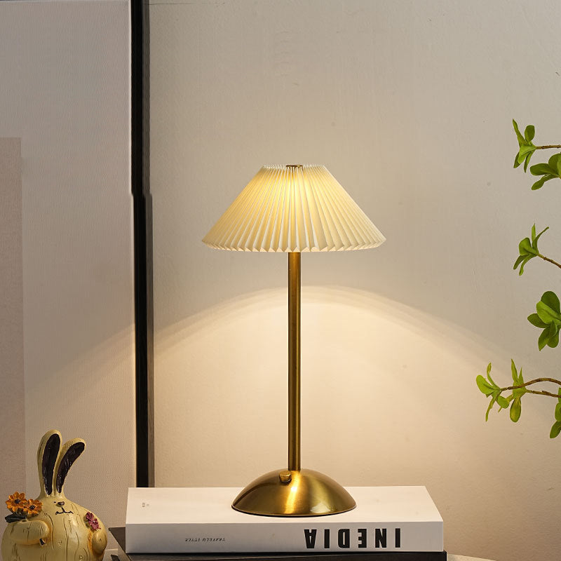 Lampada da Tavolo Conica Plissettata Ricaricabile in Ferro Scandinava Contemporanea da 1 Luce per Comodino