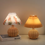 Lampada da Tavolo LED a Pallone Conico Pieghettato in Rattan Nordico Contemporaneo per Camera da Letto