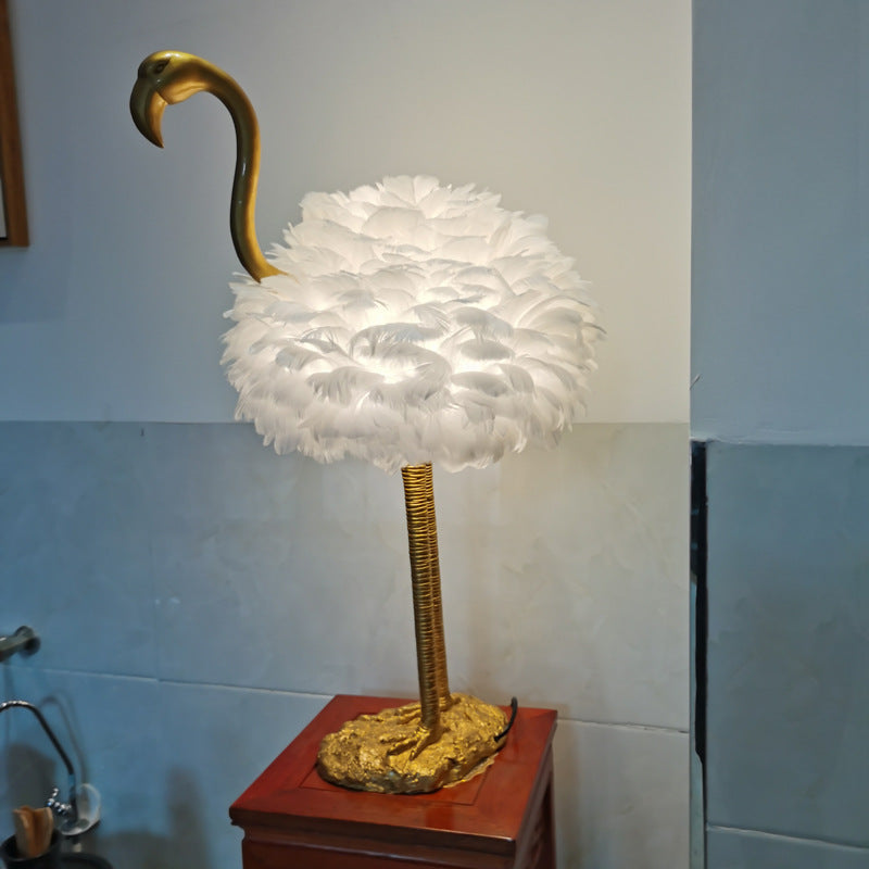 Lampada da tavolo in metallo a forma di fenicottero con piume d'oca nordico contemporaneo, 1 luce per comodino