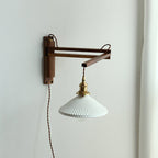 Applique da parete a 1 luce retrattile in vetro bianco a strisce nordiche con noce