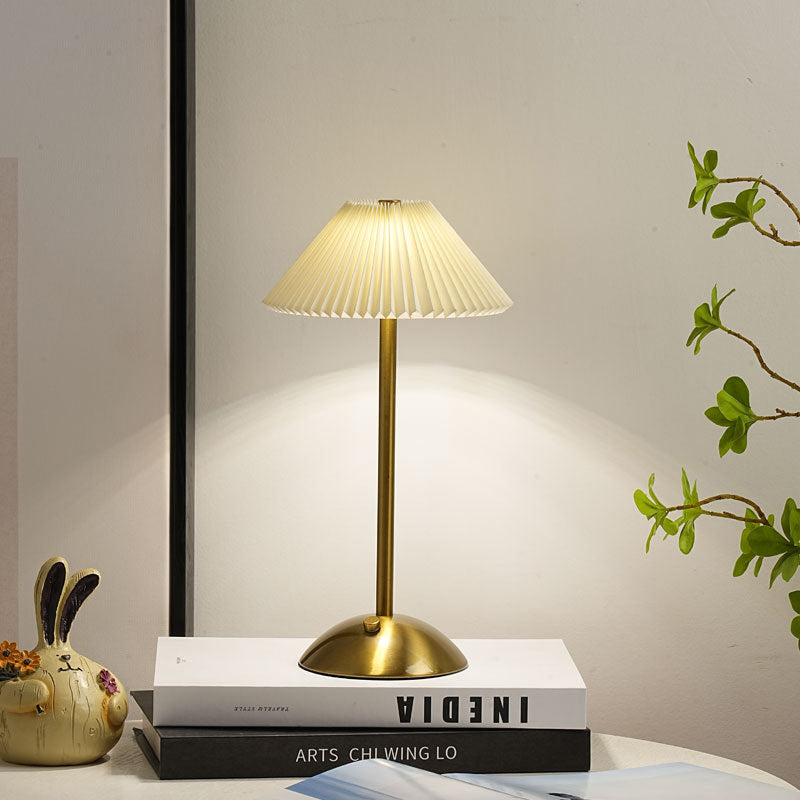 Lampada da Tavolo Conica Plissettata Ricaricabile in Ferro Scandinava Contemporanea da 1 Luce per Comodino
