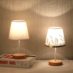 Lampada da Tavolo LED a Cono in Tessuto di Legno Massello Nordico Contemporaneo per Soggiorno e Camera da Letto
