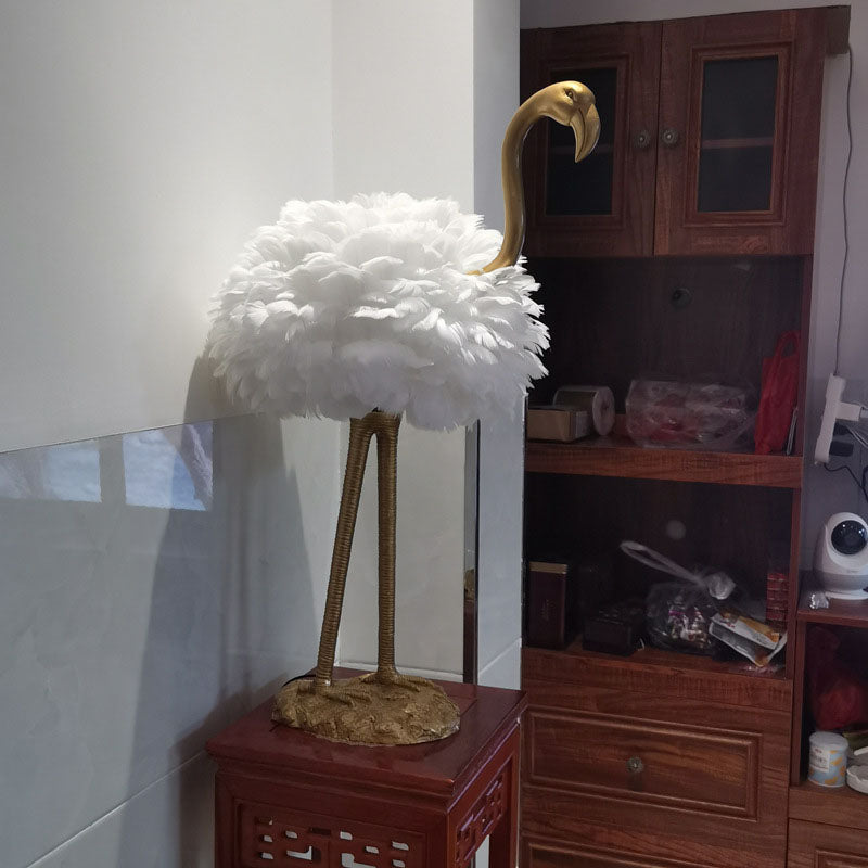Lampada da tavolo in metallo a forma di fenicottero con piume d'oca nordico contemporaneo, 1 luce per comodino