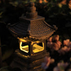 Lampada da Giardino a Forma di Pagoda Alimentata a Energia Solare con Finitura in Pietra