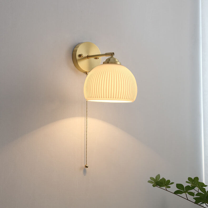 Applique da parete moderna nordica a strisce in vetro bianco ottone con cavo di trazione per camera da letto