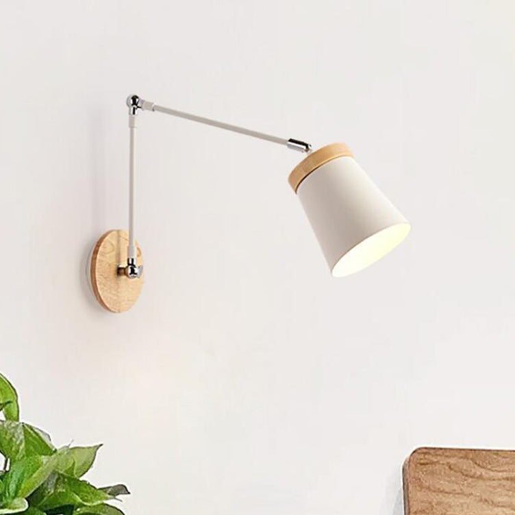 Applique da parete in legno massello scandinavo contemporaneo con paralume in ferro a cilindro, lampada a 1 luce per camera da letto