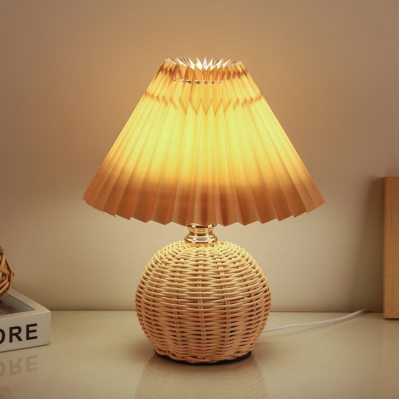 Lampada da Tavolo LED a Pallone Conico Pieghettato in Rattan Nordico Contemporaneo per Camera da Letto