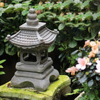 Lampada da Giardino a Forma di Pagoda Alimentata a Energia Solare con Finitura in Pietra