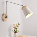 Applique da parete in legno massello scandinavo contemporaneo con paralume in ferro a cilindro, lampada a 1 luce per camera da letto