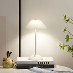 Lampada da Tavolo Conica Plissettata Ricaricabile in Ferro Scandinava Contemporanea da 1 Luce per Comodino