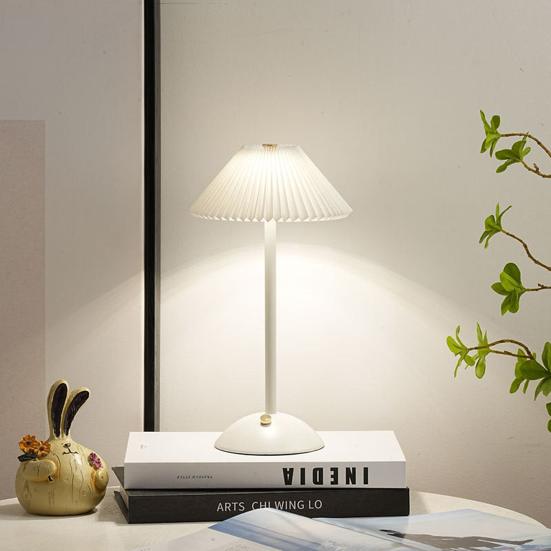 Lampada da Tavolo Conica Plissettata Ricaricabile in Ferro Scandinava Contemporanea da 1 Luce per Comodino