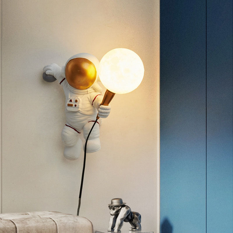 Lampada da parete a sconce con astronauta creativo contemporaneo in resina ABS 1 luce per camera da letto
