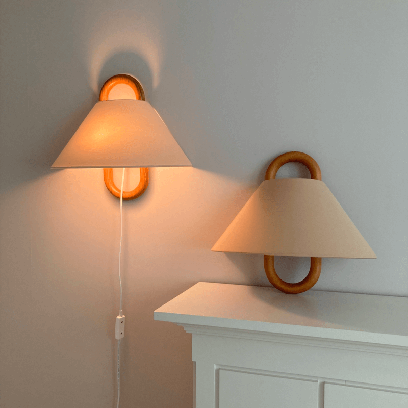 Applique moderna originale in legno massello plissettato a semicerchio con 1 luce