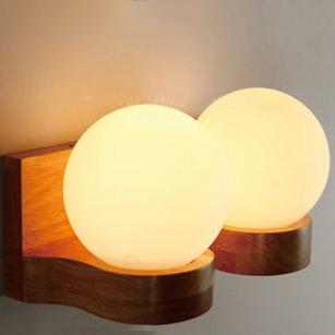 Applique da Parete in Vetro con Sfera in Legno di Gomma Nordico Contemporaneo 1/2 Luce per Camera da Letto