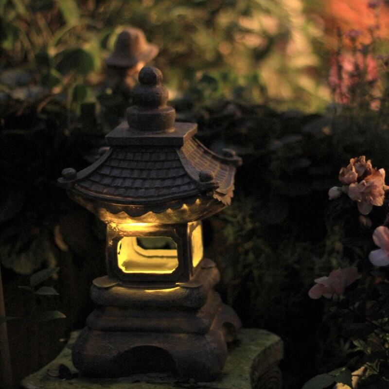 Lampada da Giardino a Forma di Pagoda Alimentata a Energia Solare con Finitura in Pietra
