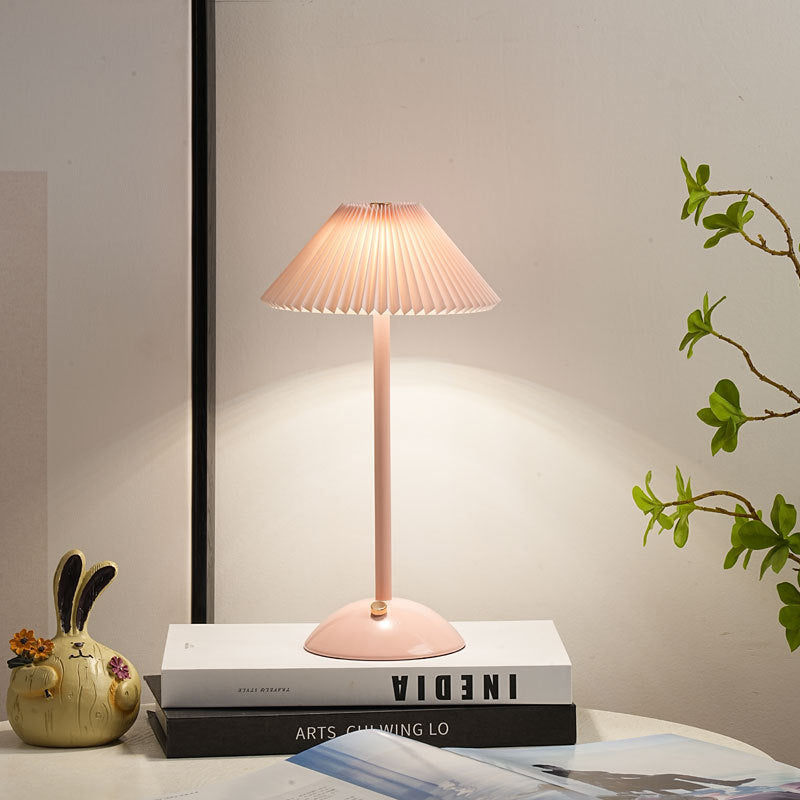 Lampada da Tavolo Conica Plissettata Ricaricabile in Ferro Scandinava Contemporanea da 1 Luce per Comodino