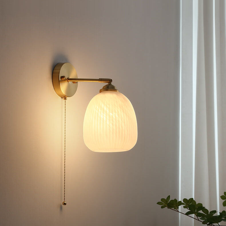 Applique da parete moderna nordica a strisce in vetro bianco ottone con cavo di trazione per camera da letto