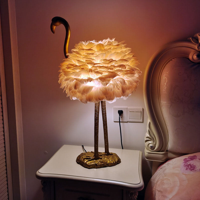 Lampada da tavolo in metallo a forma di fenicottero con piume d'oca nordico contemporaneo, 1 luce per comodino