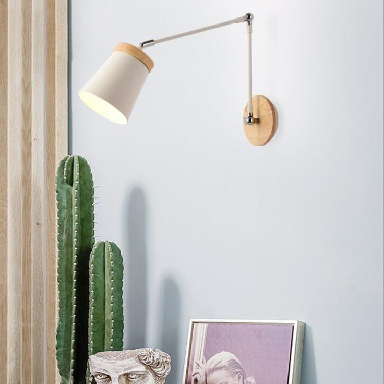 Applique da parete in legno massello scandinavo contemporaneo con paralume in ferro a cilindro, lampada a 1 luce per camera da letto