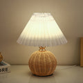 Lampada da Tavolo LED a Pallone Conico Pieghettato in Rattan Nordico Contemporaneo per Camera da Letto