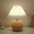 Lampada da Tavolo LED a Pallone Conico Pieghettato in Rattan Nordico Contemporaneo per Camera da Letto
