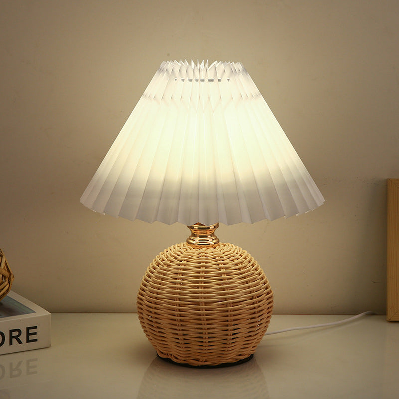 Lampada da Tavolo LED a Pallone Conico Pieghettato in Rattan Nordico Contemporaneo per Camera da Letto