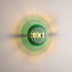 Applique da parete a forma di disco volante in ferro e acrilico colorato contemporaneo per sala di intrattenimento con 1 luce