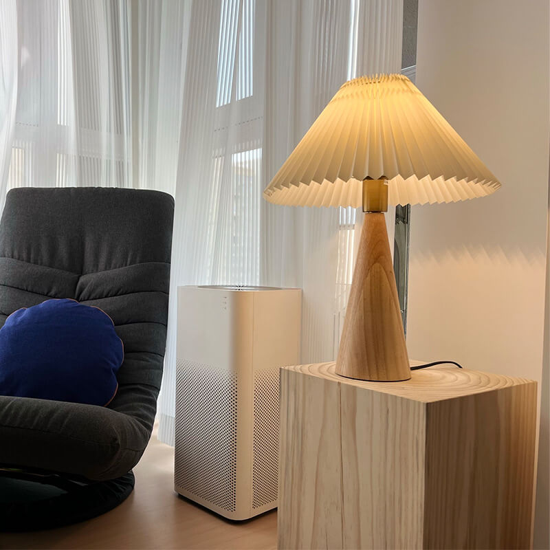 Lampada da Tavolo LED Minimalista Giapponese in Legno con Tessuto Pieghettato 1 Luce