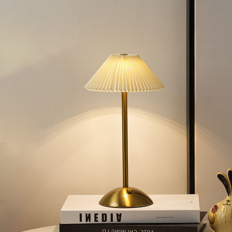 Lampada da Tavolo Conica Plissettata Ricaricabile in Ferro Scandinava Contemporanea da 1 Luce per Comodino