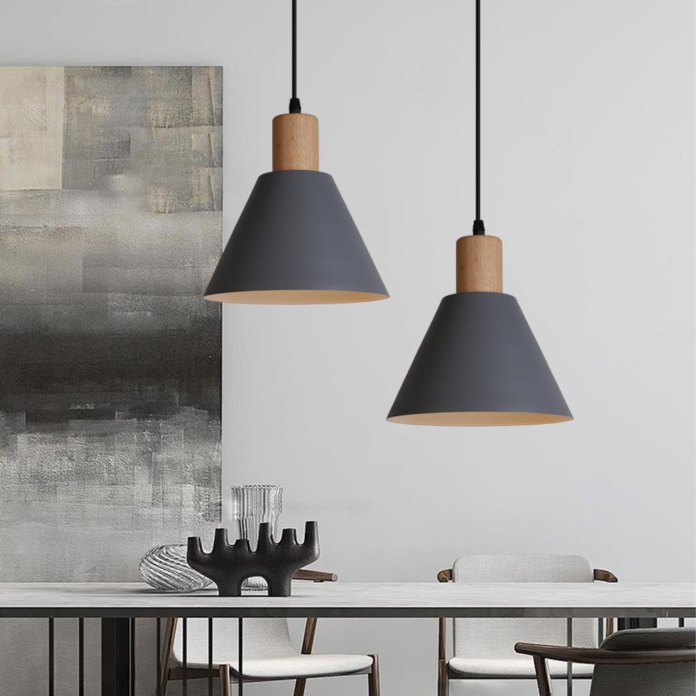 Lampada a sospensione tradizionale vintage in ferro e legno massello con paralume rotondo a cono per soggiorno