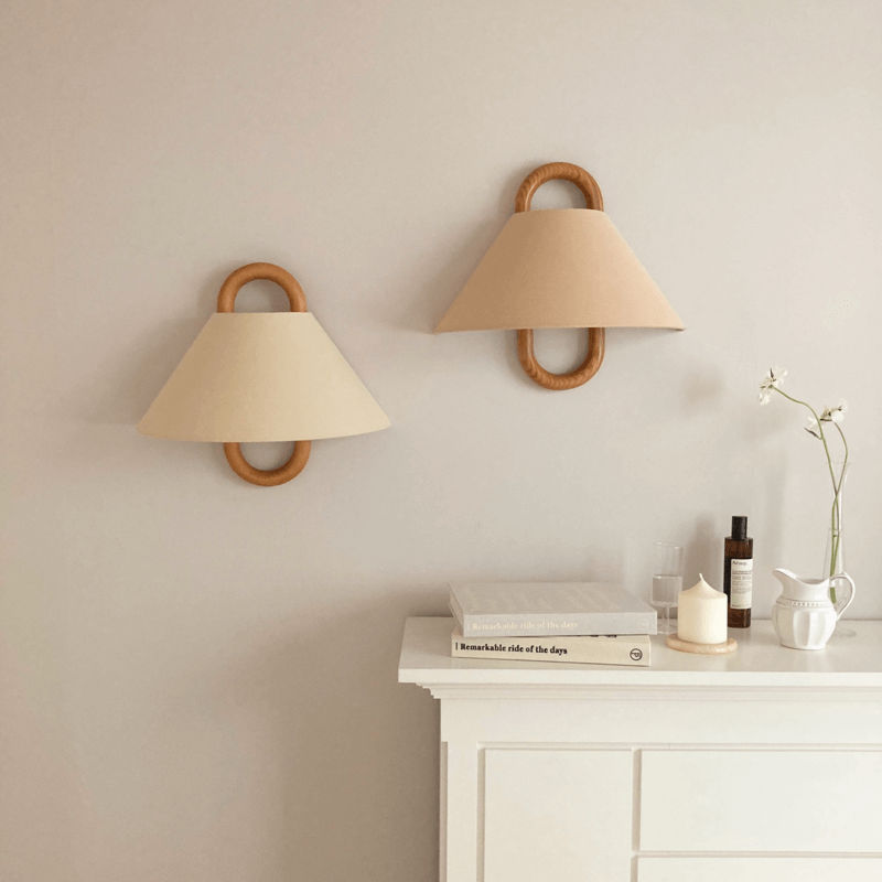 Applique moderna originale in legno massello plissettato a semicerchio con 1 luce