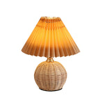 Lampada da Tavolo LED a Pallone Conico Pieghettato in Rattan Nordico Contemporaneo per Camera da Letto