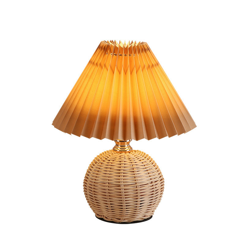 Lampada da Tavolo LED a Pallone Conico Pieghettato in Rattan Nordico Contemporaneo per Camera da Letto