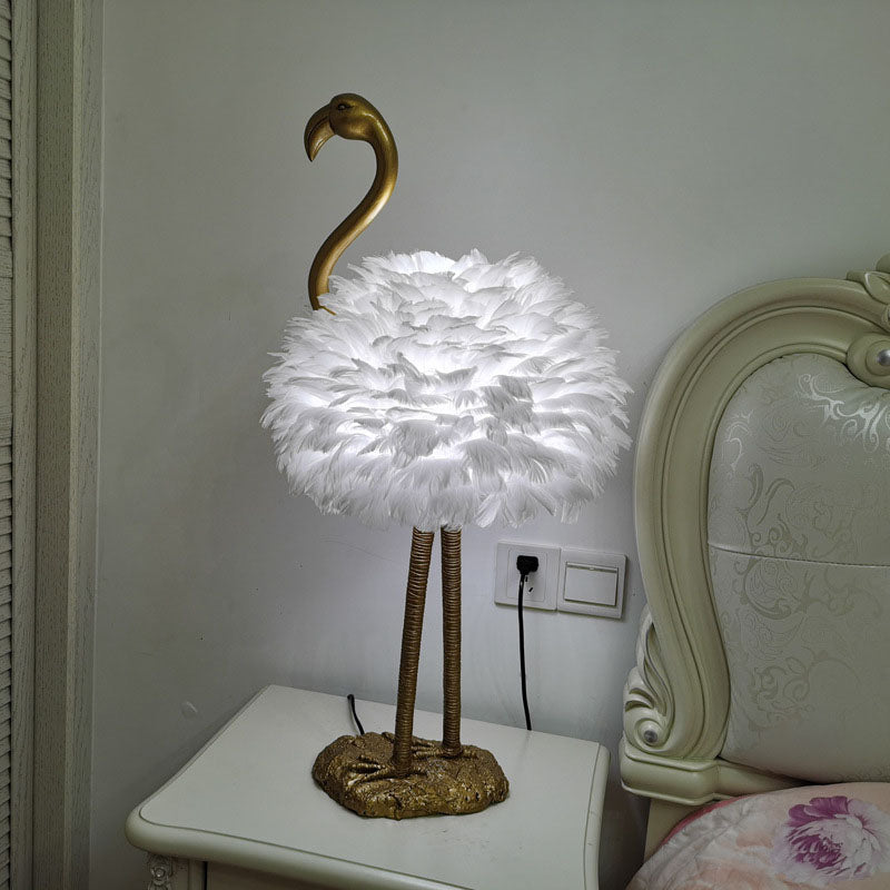 Lampada da tavolo in metallo a forma di fenicottero con piume d'oca nordico contemporaneo, 1 luce per comodino