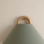 Applique moderna originale in legno massello plissettato a semicerchio con 1 luce