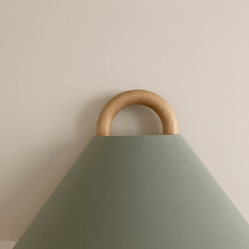 Applique moderna originale in legno massello plissettato a semicerchio con 1 luce