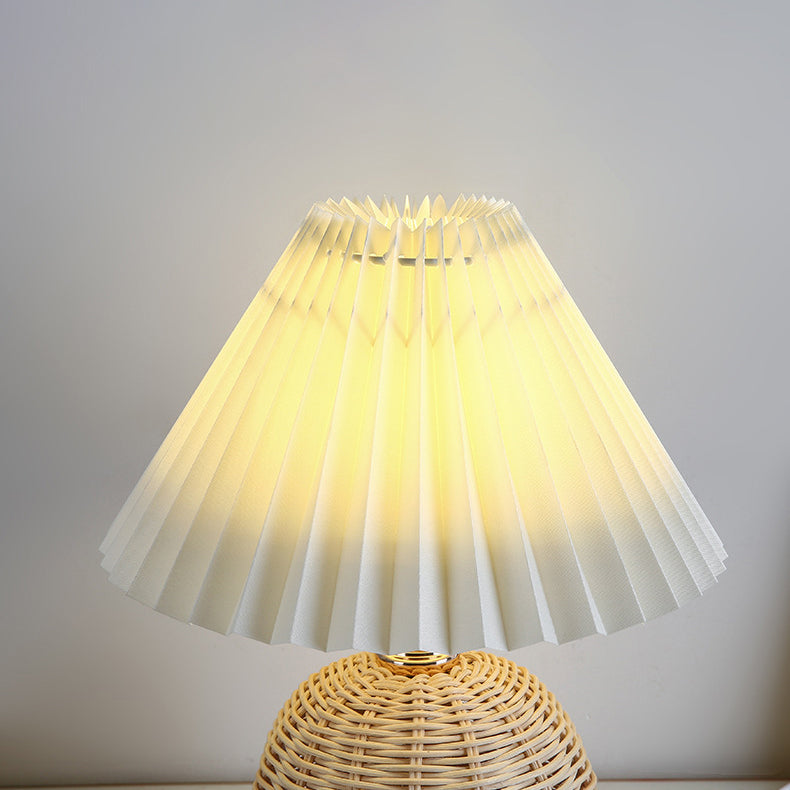 Lampada da Tavolo LED a Pallone Conico Pieghettato in Rattan Nordico Contemporaneo per Camera da Letto