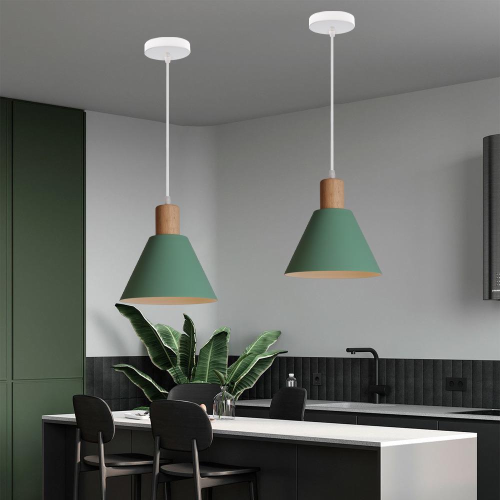 Lampada a sospensione tradizionale vintage in ferro e legno massello con paralume rotondo a cono per soggiorno