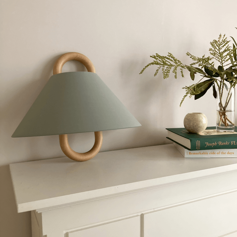 Applique moderna originale in legno massello plissettato a semicerchio con 1 luce
