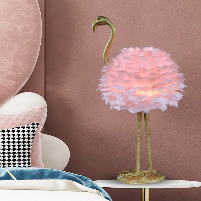 Lampada da tavolo in metallo a forma di fenicottero con piume d'oca nordico contemporaneo, 1 luce per comodino