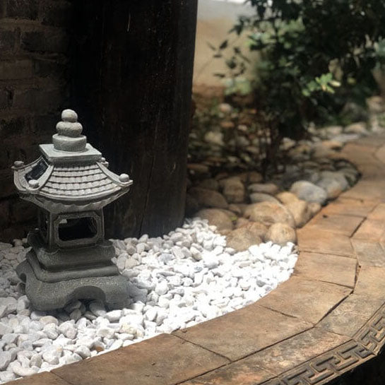 Lampada da Giardino a Forma di Pagoda Alimentata a Energia Solare con Finitura in Pietra