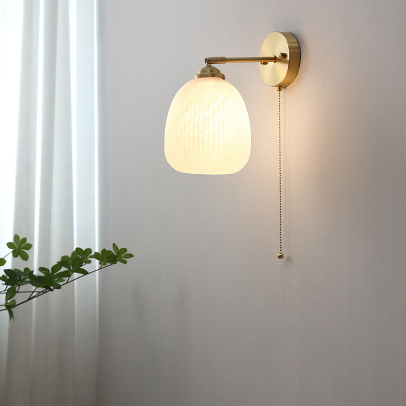 Applique da parete moderna nordica a strisce in vetro bianco ottone con cavo di trazione per camera da letto