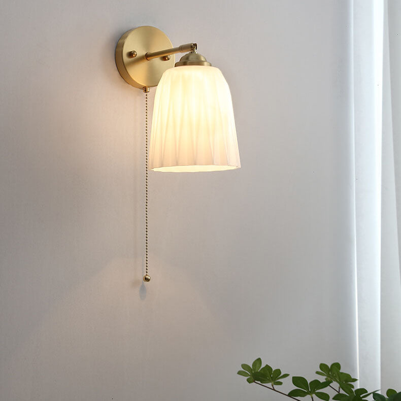 Applique da parete moderna nordica a strisce in vetro bianco ottone con cavo di trazione per camera da letto
