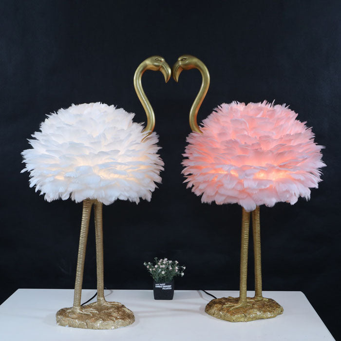 Lampada da tavolo in metallo a forma di fenicottero con piume d'oca nordico contemporaneo, 1 luce per comodino