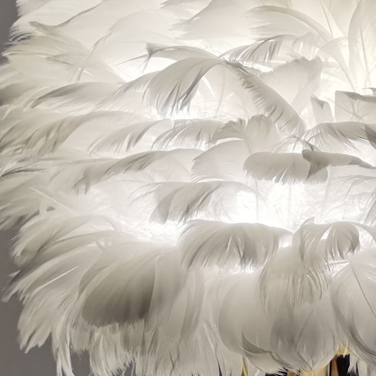 Lampada da tavolo in metallo a forma di fenicottero con piume d'oca nordico contemporaneo, 1 luce per comodino
